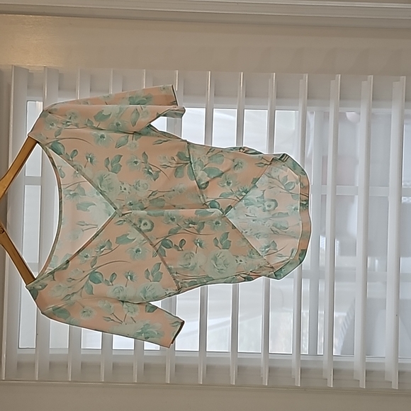 Beautiful pastel floral Guess top in size M - Picture 5 of 6